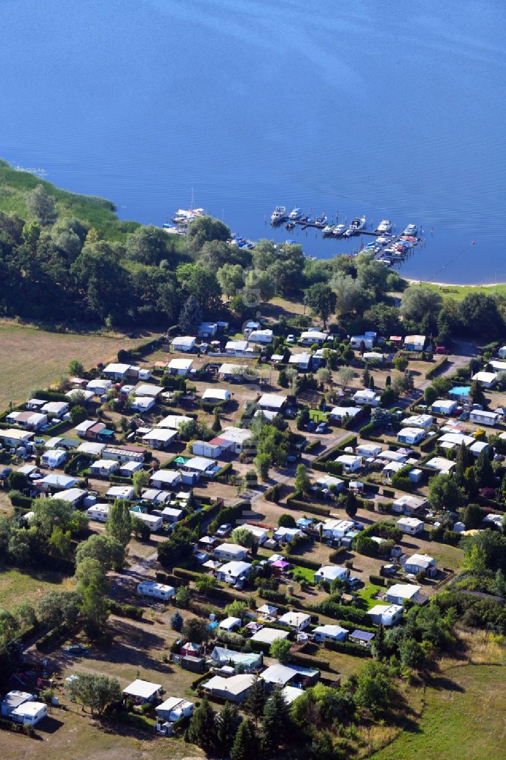 Luftaufnahme Stechow-Ferchesar - Campingplatz mit Wohnwagen und Zelten am Ferchesarer See in Stechow-Ferchesar im Bundesland Brandenburg, Deutschland