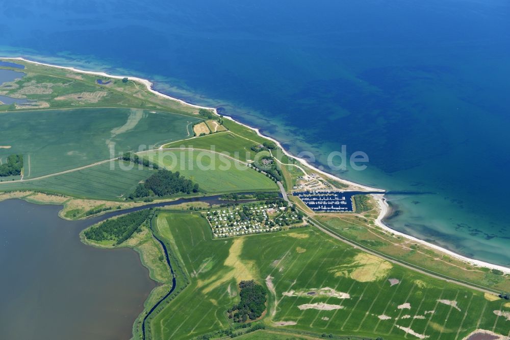 Hohwacht aus der Vogelperspektive: Campingplatz mit Wohnwagen und Zelten in Hohwacht im Bundesland Schleswig-Holstein