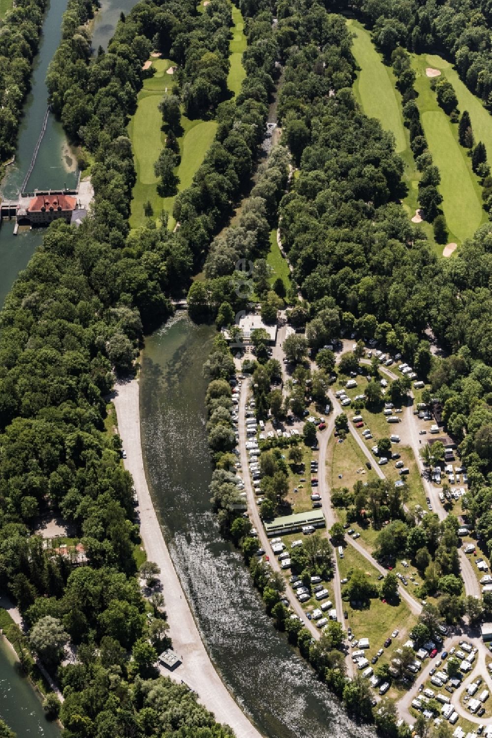 Luftbild München - Campingplatz mit Wohnwagen und Zelten in München im Bundesland Bayern, Deutschland