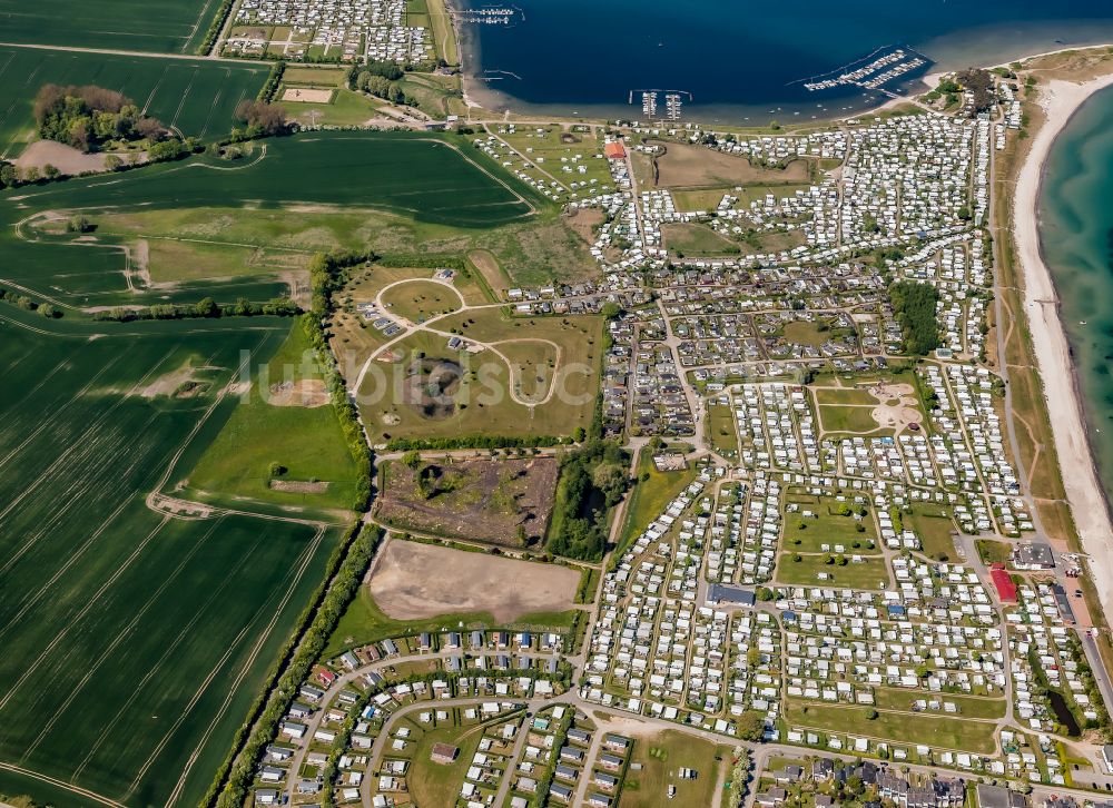 Neukirchen aus der Vogelperspektive: Campingplatz mit Wohnwagen und Zelten in Neukirchen im Bundesland Schleswig-Holstein, Deutschland