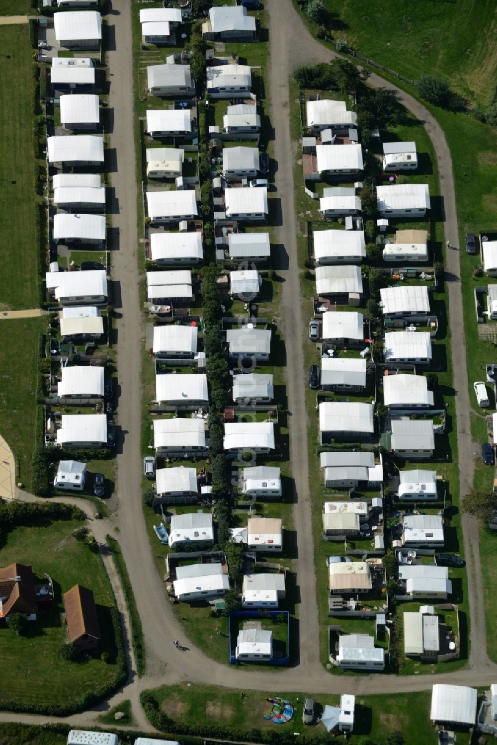 Neustadt in Holstein aus der Vogelperspektive: Campingplatz mit Wohnwagen und Zelten in Neustadt in Holstein im Bundesland Schleswig-Holstein