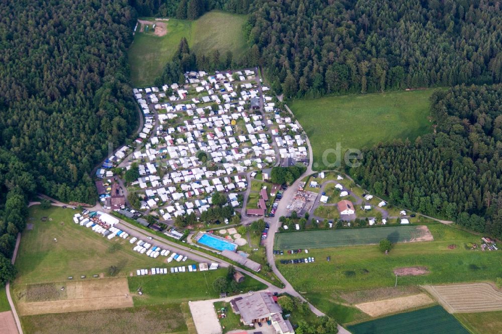 Luftbild Neubulach - Campingplatz mit Wohnwagen und Zelten im Ortsteil Bad Teinach in Neubulach im Bundesland Baden-Württemberg, Deutschland