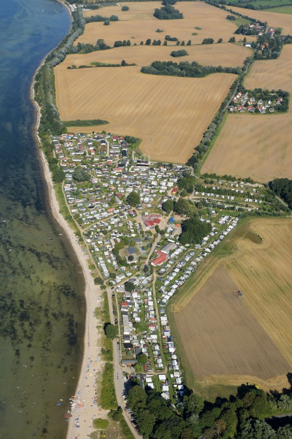 Hohenkirchen aus der Vogelperspektive: Campingplatz mit Wohnwagen und Zelten im Ortsteil Gramkow in Hohenkirchen im Bundesland Mecklenburg-Vorpommern