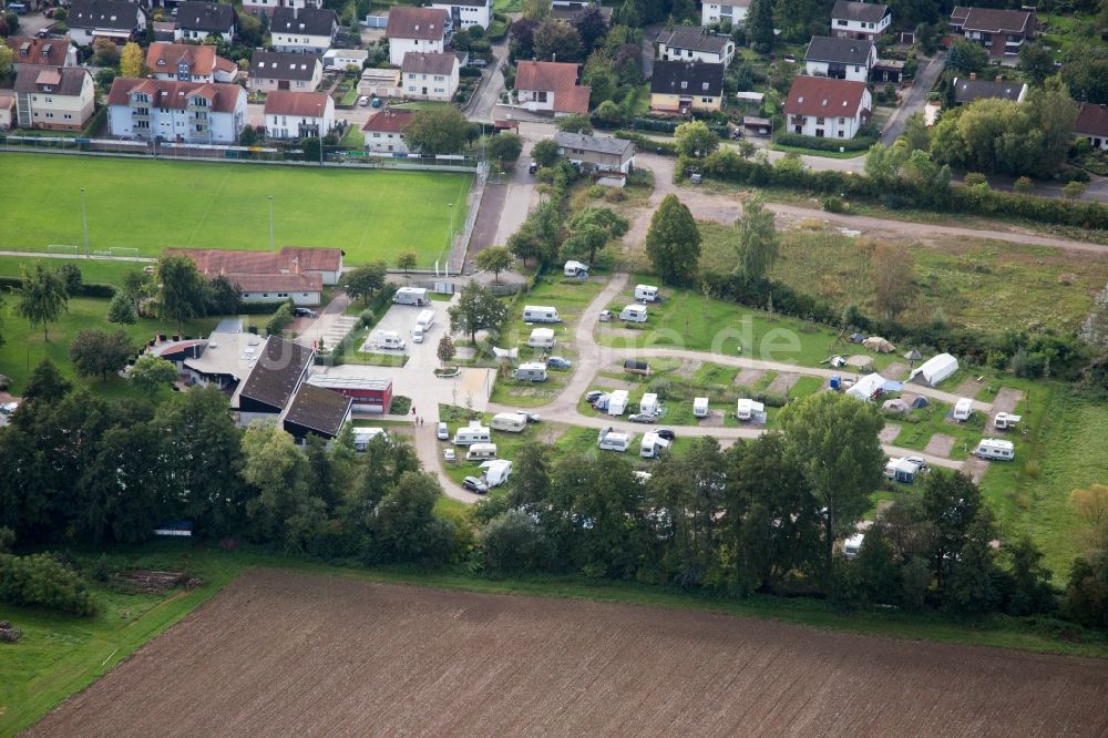 Billigheim-Ingenheim von oben - Campingplatz mit Wohnwagen und Zelten im Ortsteil Ingenheim in Billigheim-Ingenheim im Bundesland Rheinland-Pfalz