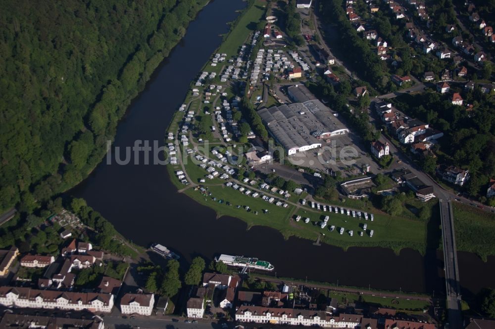 Luftaufnahme Bad Karlshafen - Campingplatz mit Wohnwagen und Zelten im Ortsteil Karlshafen in Bad Karlshafen im Bundesland Hessen