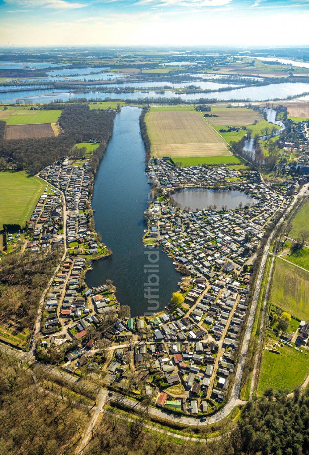 Rees von oben - Campingplatz mit Wohnwagen und Zelten im Ortsteil Mehr in Rees im Bundesland Nordrhein-Westfalen, Deutschland