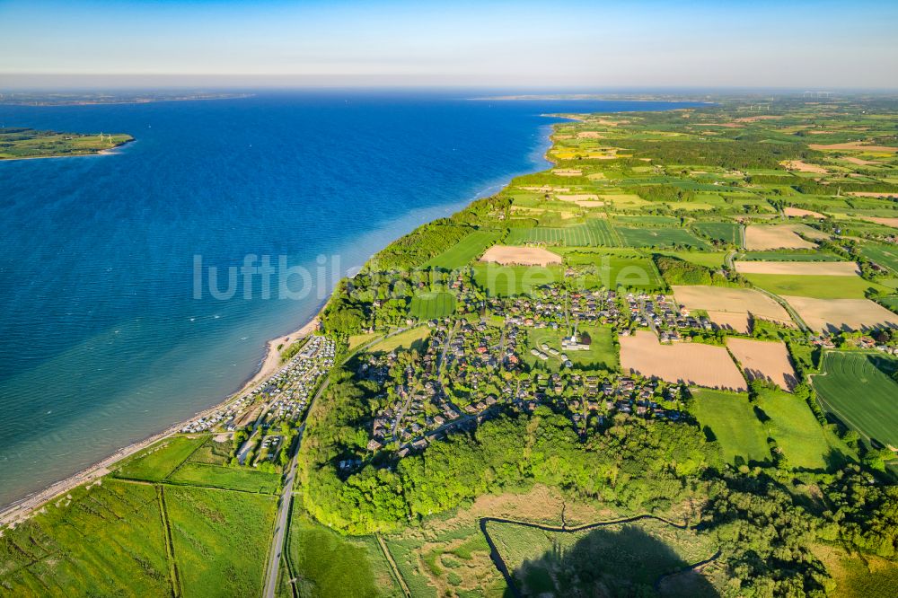 Langballig aus der Vogelperspektive: Campingplatz mit Wohnwagen und Zelten am Ostseestrand in Langballig im Bundesland Schleswig-Holstein