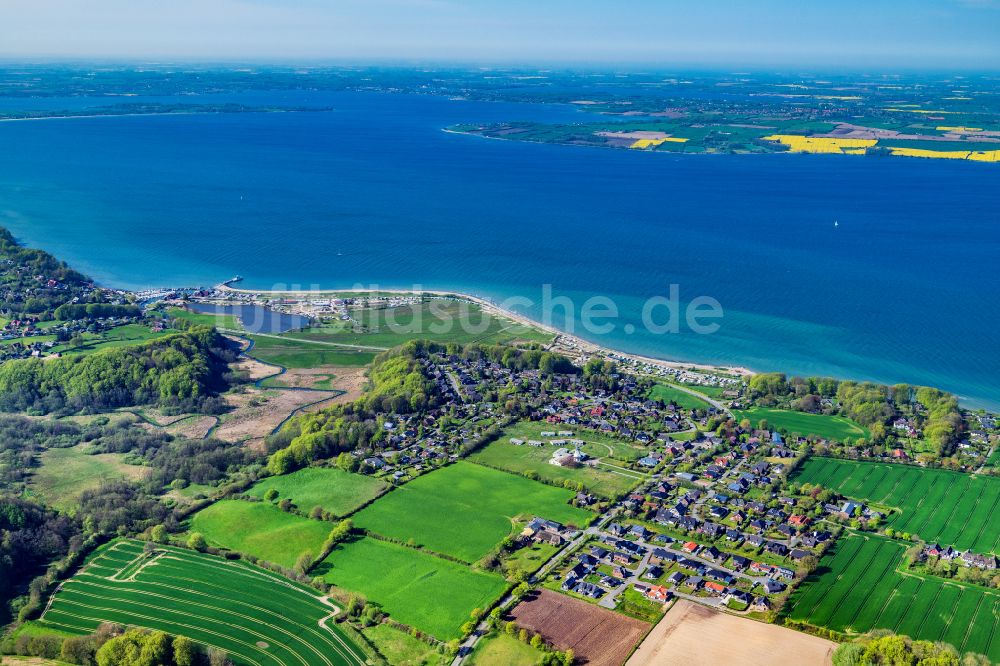 Westerholz aus der Vogelperspektive: Campingplatz mit Wohnwagen und Zelten am Ostseestrand in Langballigholz im Bundesland Schleswig-Holstein