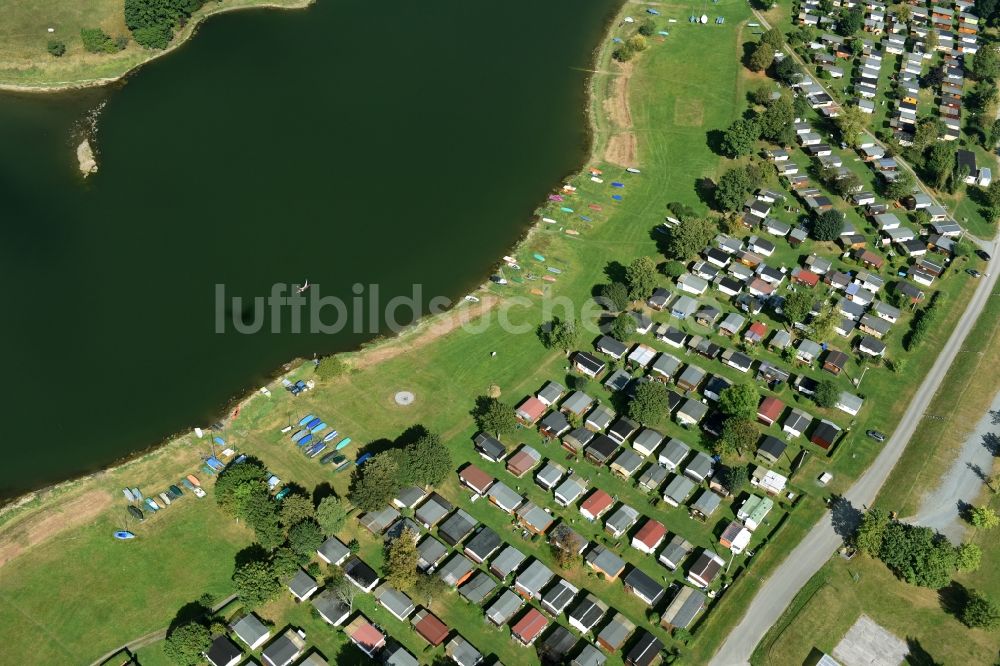 Pöhl aus der Vogelperspektive: Campingplatz mit Wohnwagen und Zelten in Pöhl im Bundesland Sachsen