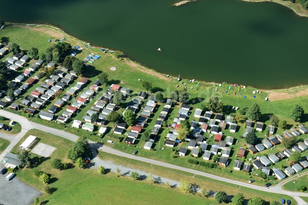 Pöhl von oben - Campingplatz mit Wohnwagen und Zelten in Pöhl im Bundesland Sachsen