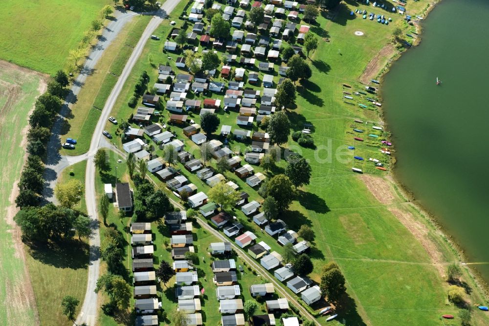 Pöhl von oben - Campingplatz mit Wohnwagen und Zelten in Pöhl im Bundesland Sachsen