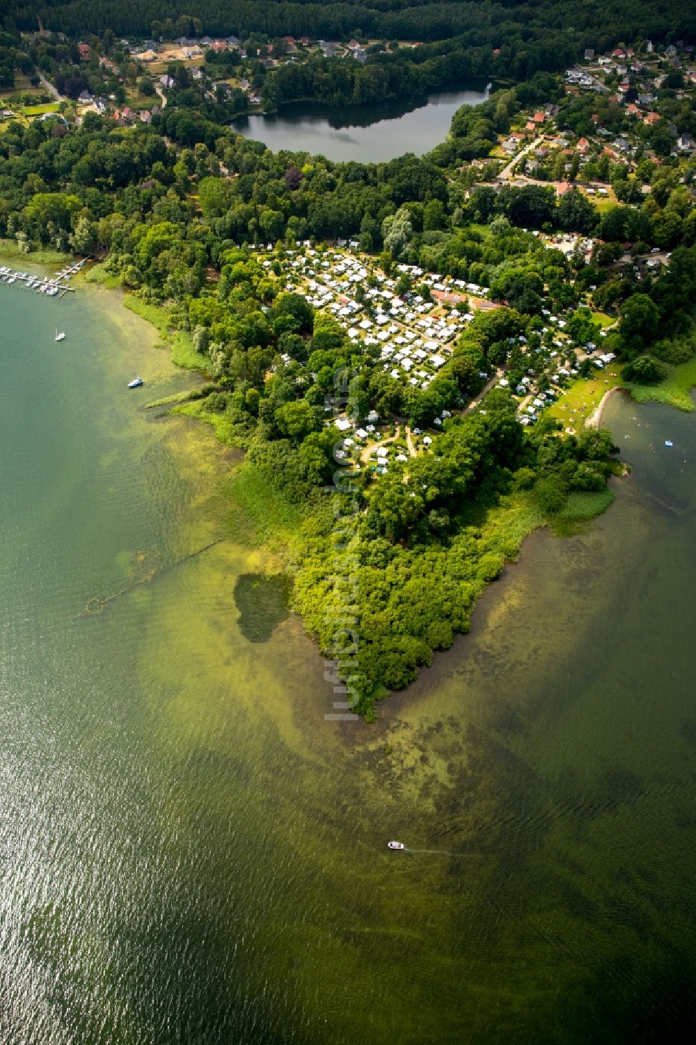 Plau am See aus der Vogelperspektive: Campingplatz mit Wohnwagen und Zelten in Plau am See im Bundesland Mecklenburg-Vorpommern