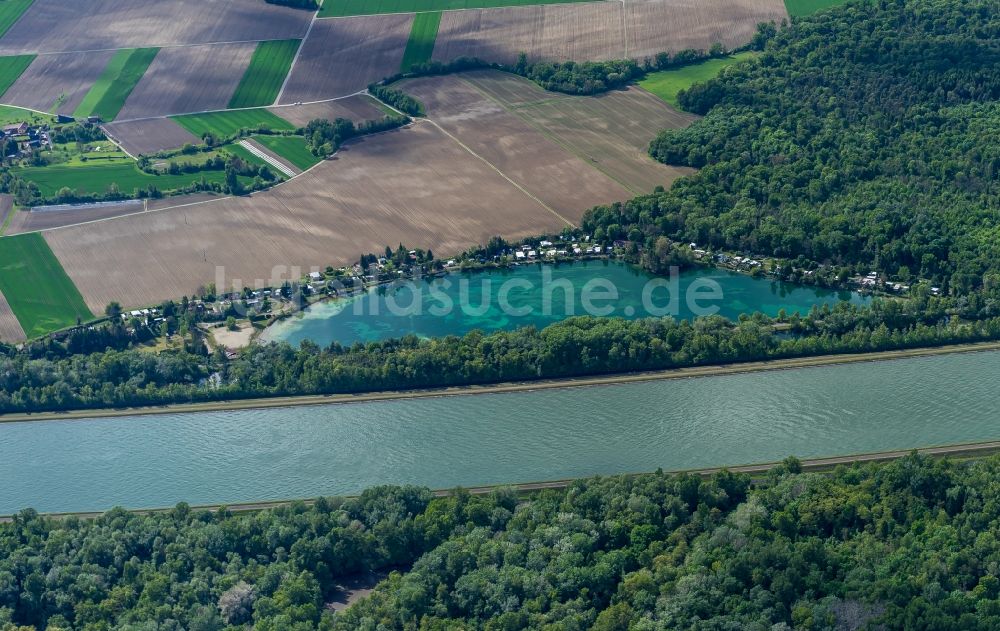 Luftaufnahme Schœnau - Campingplatz mit Wohnwagen und Zelten am Rhein Baggersee in Schœnau in Grand Est, Frankreich