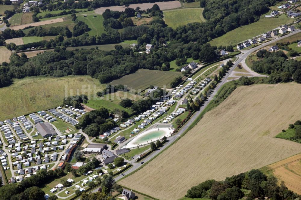 Saint-Cast-le-Guildo aus der Vogelperspektive: Campingplatz mit Wohnwagen und Zelten in Saint-Cast-le-Guildo in Bretagne, Frankreich