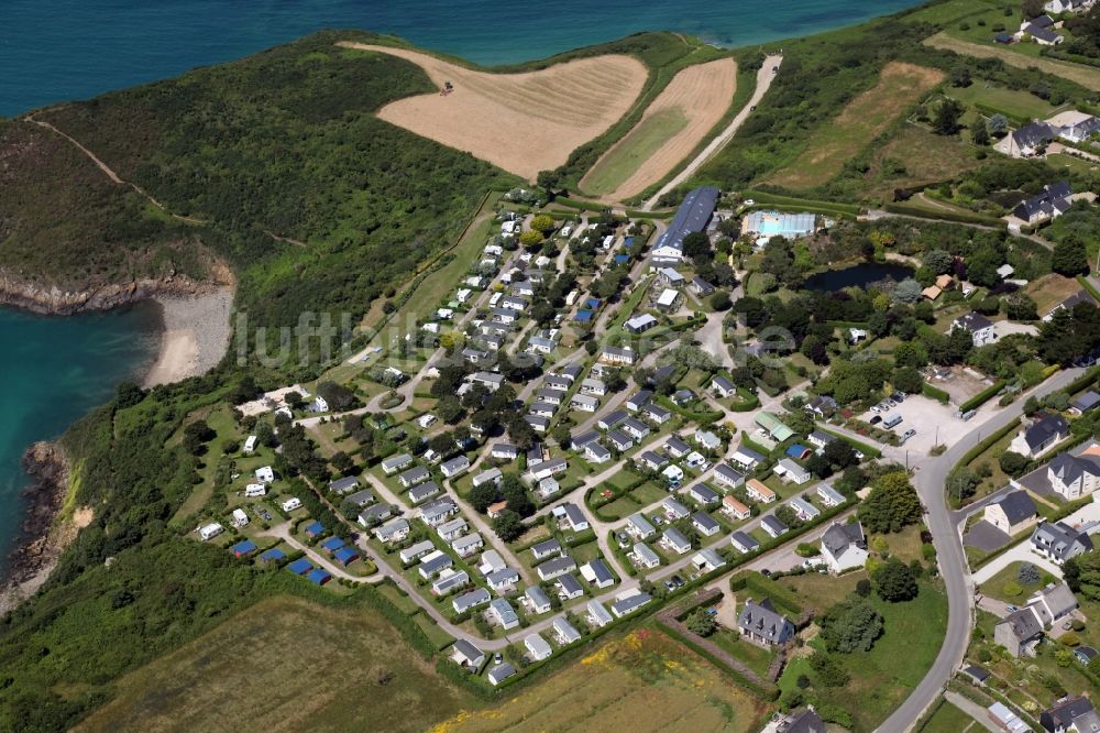 Saint-Cast-le-Guildo von oben - Campingplatz mit Wohnwagen und Zelten in Saint-Cast-le-Guildo in Bretagne, Frankreich