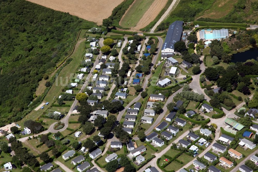 Saint-Cast-le-Guildo aus der Vogelperspektive: Campingplatz mit Wohnwagen und Zelten in Saint-Cast-le-Guildo in Bretagne, Frankreich