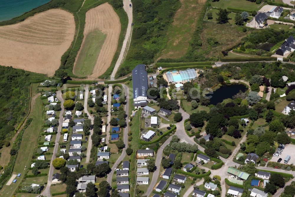 Luftbild Saint-Cast-le-Guildo - Campingplatz mit Wohnwagen und Zelten in Saint-Cast-le-Guildo in Bretagne, Frankreich