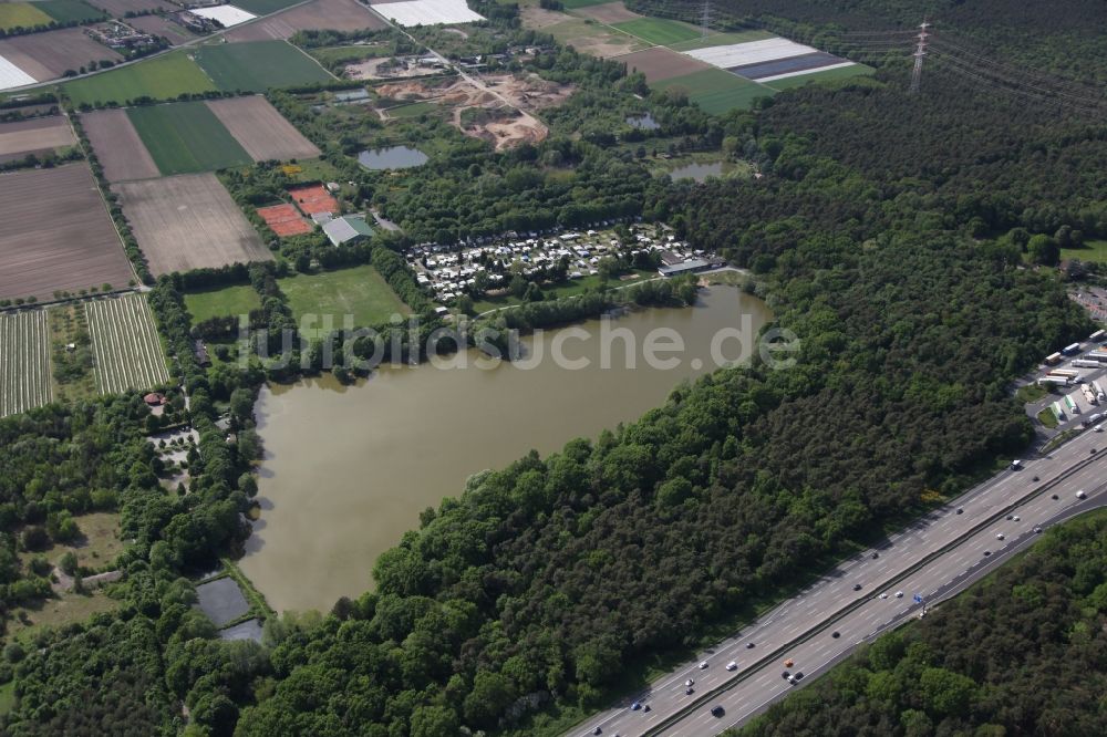 Luftbild Weiterstadt - Campingplatz mit Wohnwagen und Zelten am Steinrodsee bei Weiterstadt im Bundesland Hessen