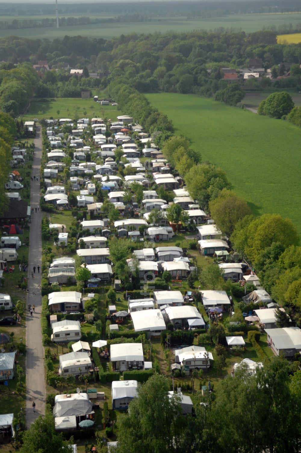 Tiefensee von oben - Campingplatz mit Wohnwagen und Zelten in Tiefensee im Bundesland Brandenburg, Deutschland