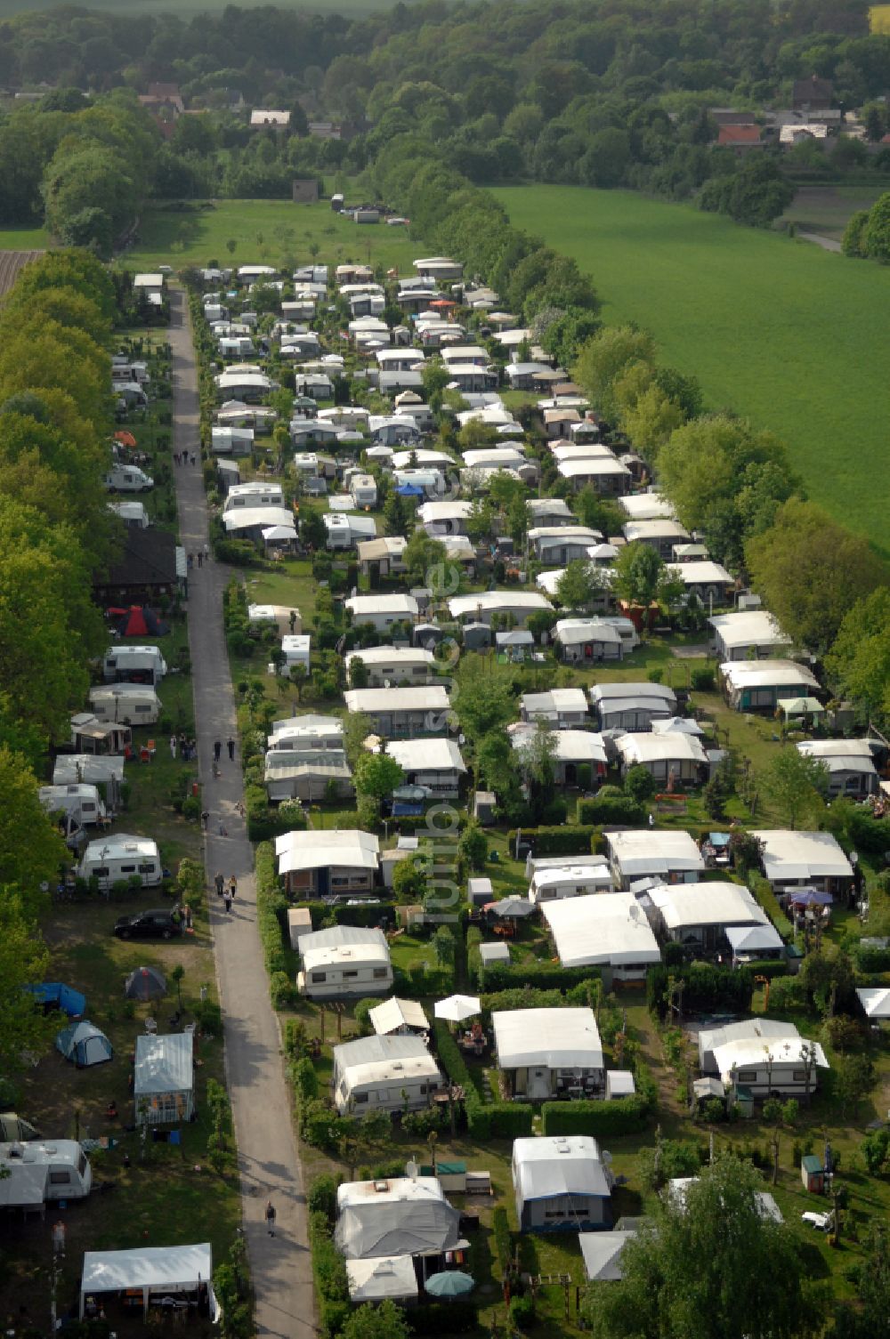 Tiefensee aus der Vogelperspektive: Campingplatz mit Wohnwagen und Zelten in Tiefensee im Bundesland Brandenburg, Deutschland