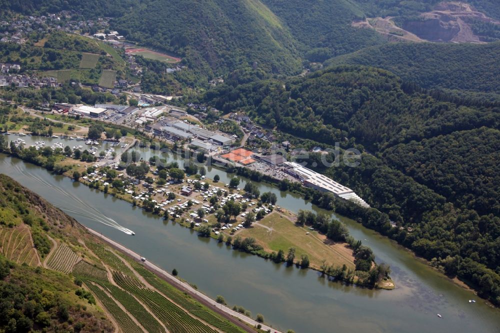 Treis-Karden von oben - Campingplatz mit Wohnwagen und Zelten in Treis-Karden im Bundesland Rheinland-Pfalz, Deutschland