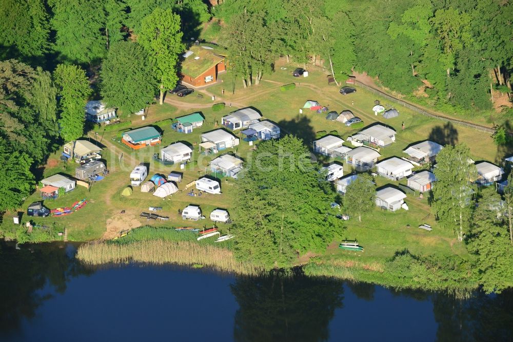 Neuruppin aus der Vogelperspektive: Campingplatz mit Wohnwagen und Zelten am Ufer des Zermützelsees im Stadtgebiet von Neuruppin im Bundesland Brandenburg