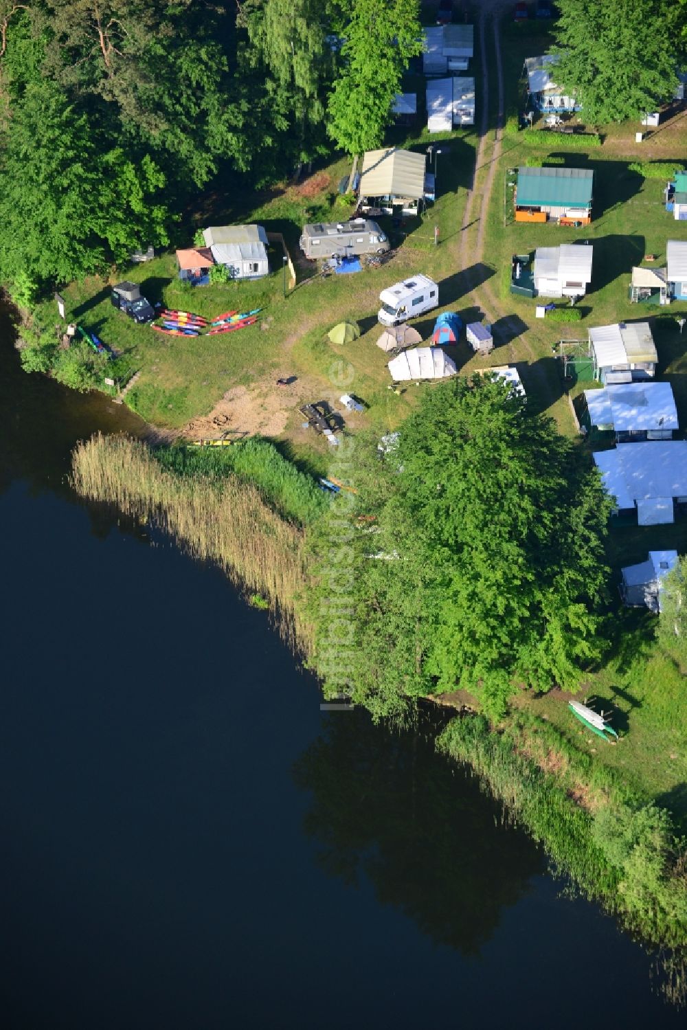 Luftbild Neuruppin - Campingplatz mit Wohnwagen und Zelten am Ufer des Zermützelsees im Stadtgebiet von Neuruppin im Bundesland Brandenburg