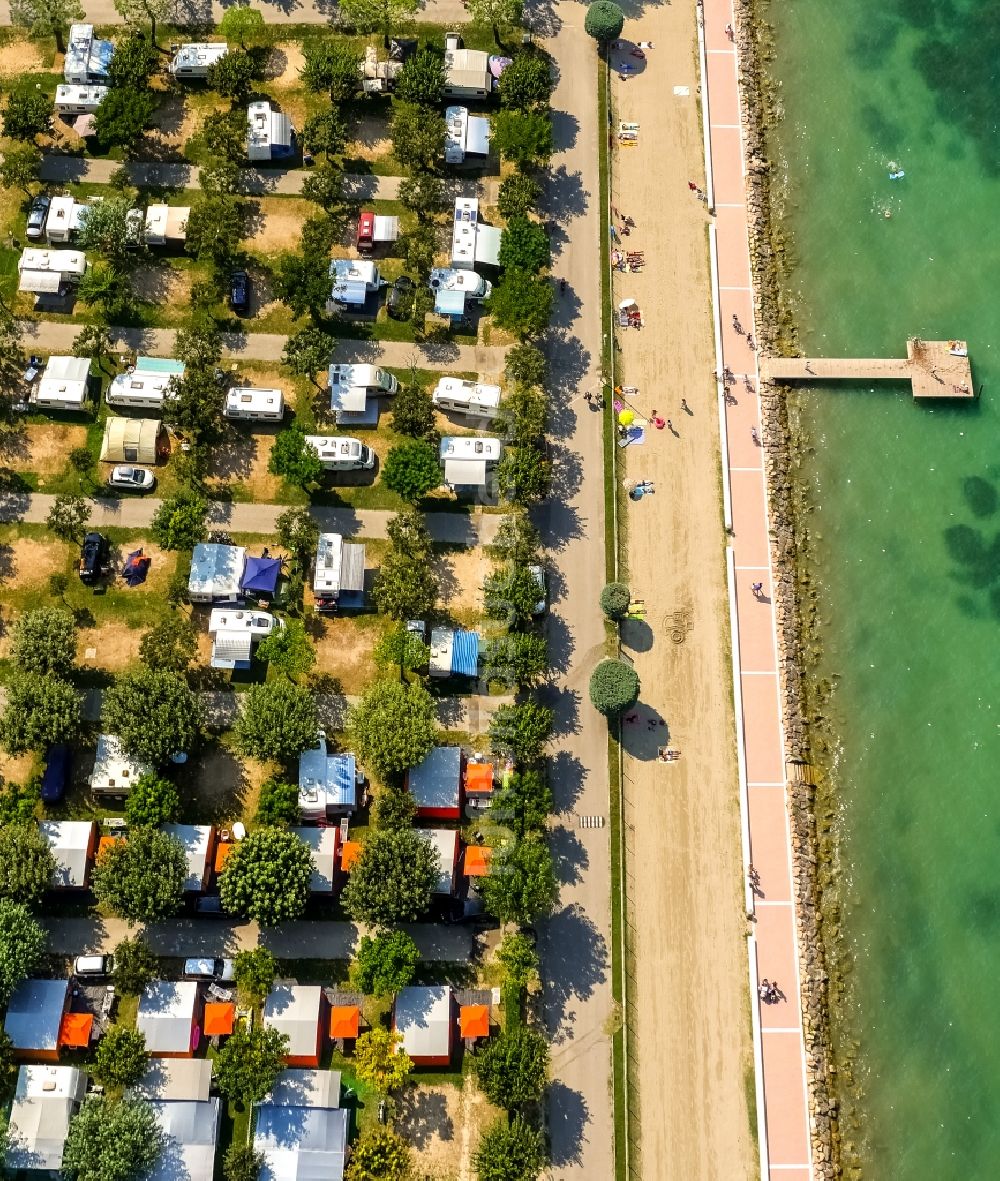 Luftaufnahme Mattarana - Campingplatz mit Wohnwagen und Zelten in Veneto, Italien