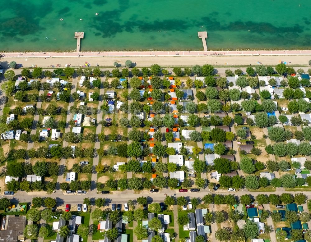 Mattarana von oben - Campingplatz mit Wohnwagen und Zelten in Veneto, Italien