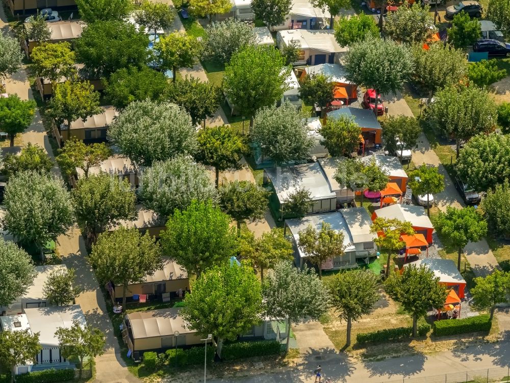 Mattarana aus der Vogelperspektive: Campingplatz mit Wohnwagen und Zelten in Veneto, Italien