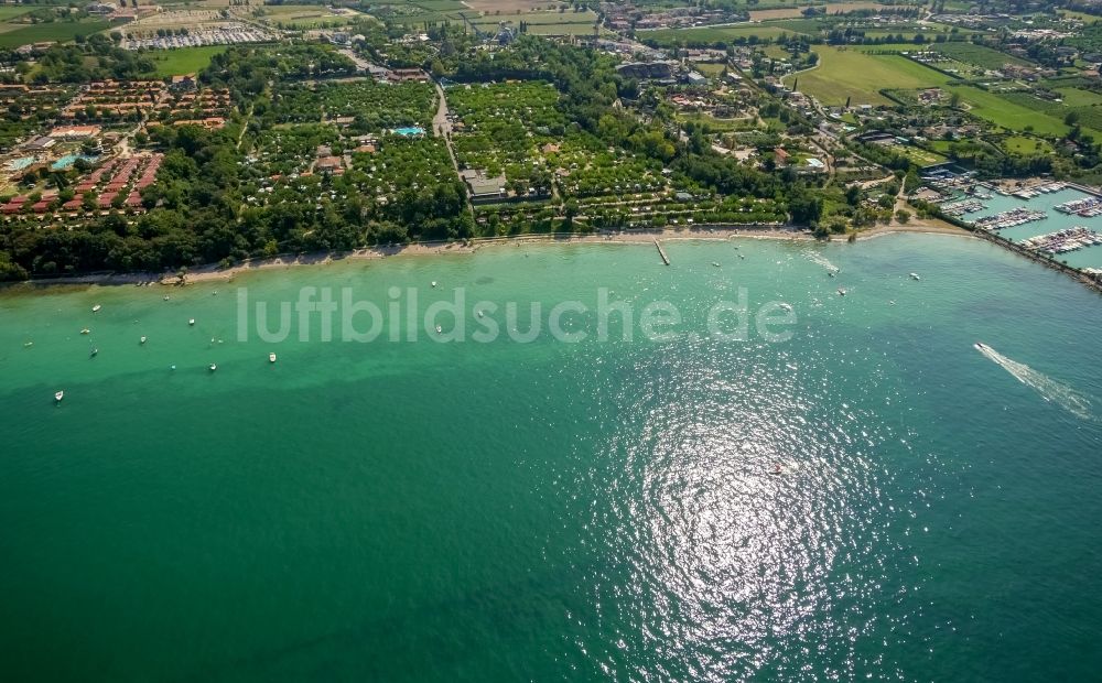 Fossalta aus der Vogelperspektive: Campingplatz mit Wohnwagen und Zelten in Veneto, Italien