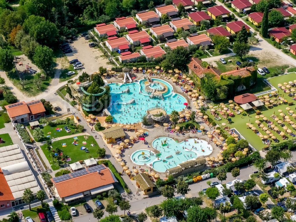 Luftaufnahme Fossalta - Campingplatz mit Wohnwagen und Zelten in Veneto, Italien