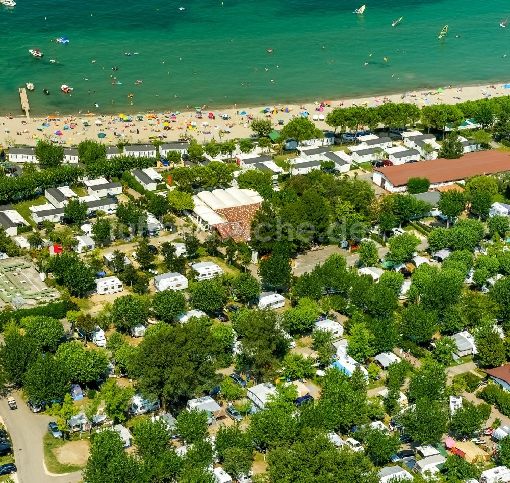 Lazise aus der Vogelperspektive: Campingplatz mit Wohnwagen und Zelten in Veneto, Italien