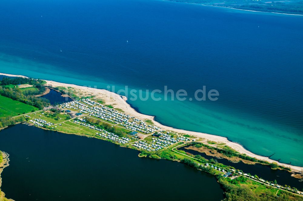 Waabs aus der Vogelperspektive: Campingplatz mit Wohnwagen und Zelten in Waabs im Bundesland Schleswig-Holstein