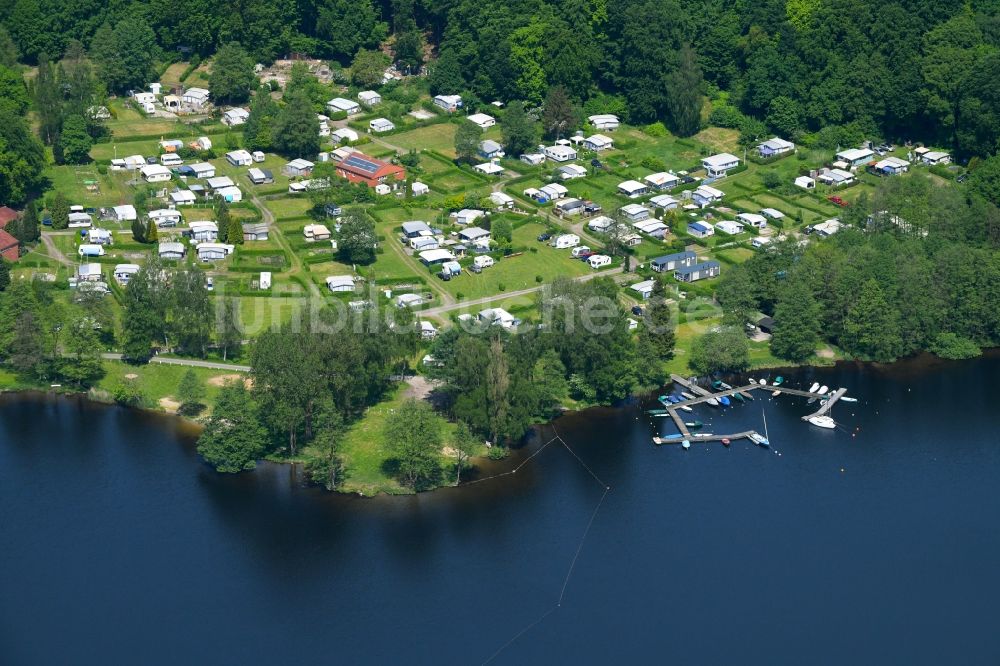 Wittenborn aus der Vogelperspektive: Campingplatz mit Wohnwagen und Zelten in Wittenborn im Bundesland Schleswig-Holstein, Deutschland