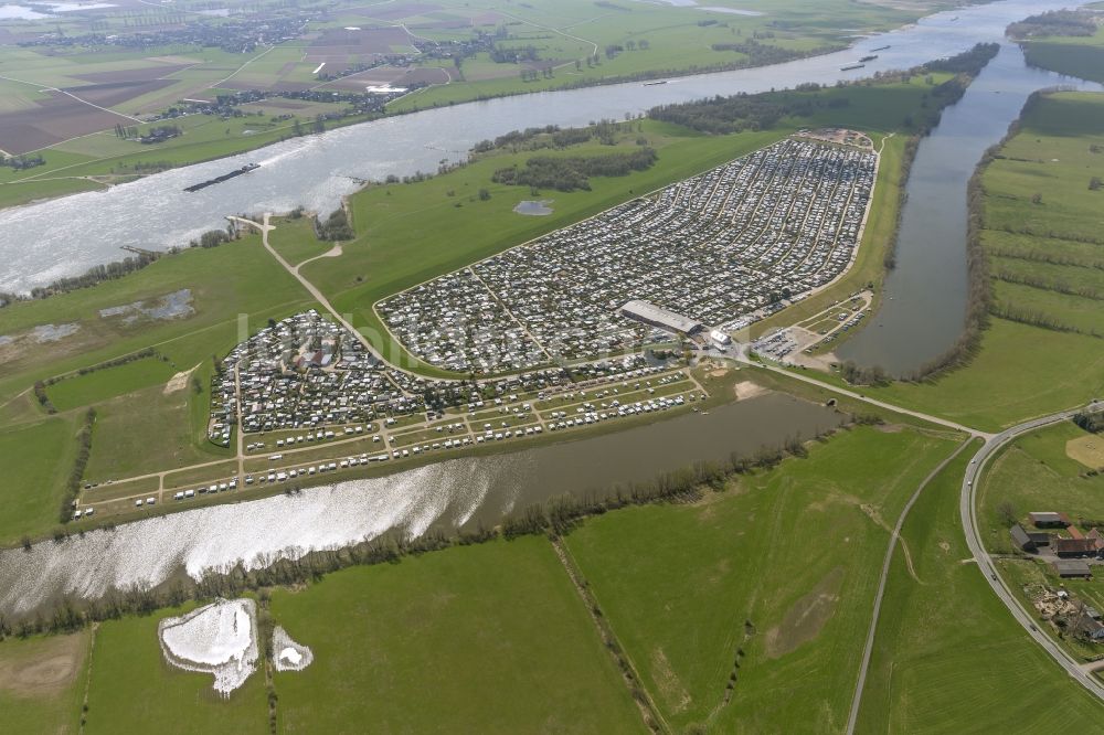 Wesel von oben - Campingwagen - Reihen auf dem Campingplatz in den Rheinauen am Ufer des Altrhein auf der Grav- Insel bei Wesel im Niederrhein im Bundesland Nordrhein-Westfalen