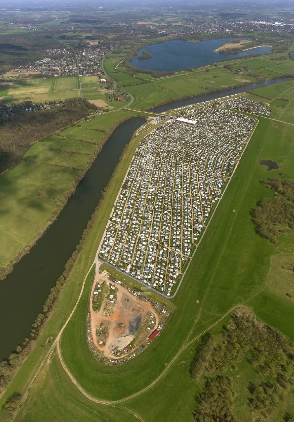 Luftaufnahme Wesel - Campingwagen - Reihen auf dem Campingplatz in den Rheinauen am Ufer des Altrhein auf der Grav- Insel bei Wesel im Niederrhein im Bundesland Nordrhein-Westfalen