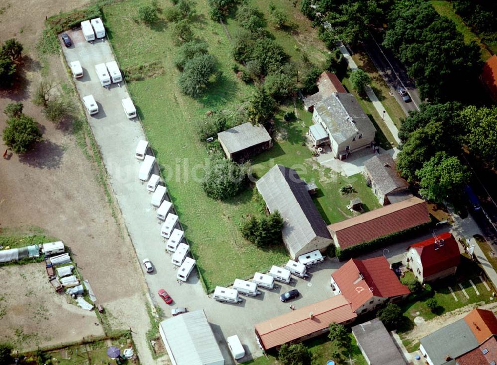 Lichtenow aus der Vogelperspektive: Campingwagenhandel an der B1 in Lichtenow / Brandenburg 15.08.02