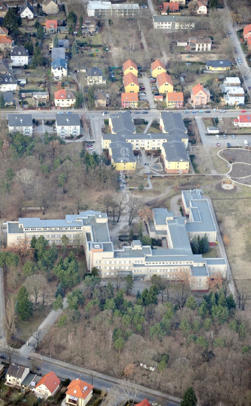 Luftaufnahme Berlin - Campus- Gebäude der Fachhochschule Katholische Hochschule für Sozialwesen Berlin im Ortsteil Karlshorst in Berlin, Deutschland