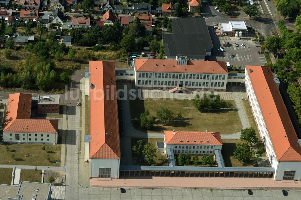 Halle (Saale) von oben - Campus- Gebäude des Instituts für Physik der Martin-Luther-Universität Halle-Wittenberg in Halle (Saale) im Bundesland Sachsen-Anhalt