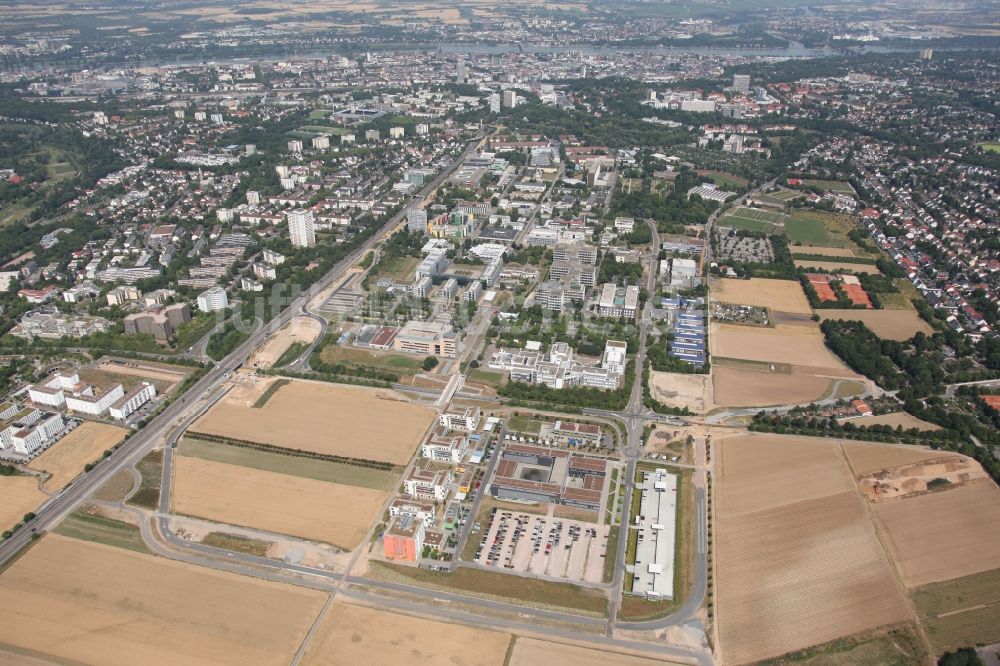 Luftbild Mainz - Campus- Gebäude der Johannes Gutenberg Universität in Mainz im Bundesland Rheinland-Pfalz, vorne die Hochschule Mainz