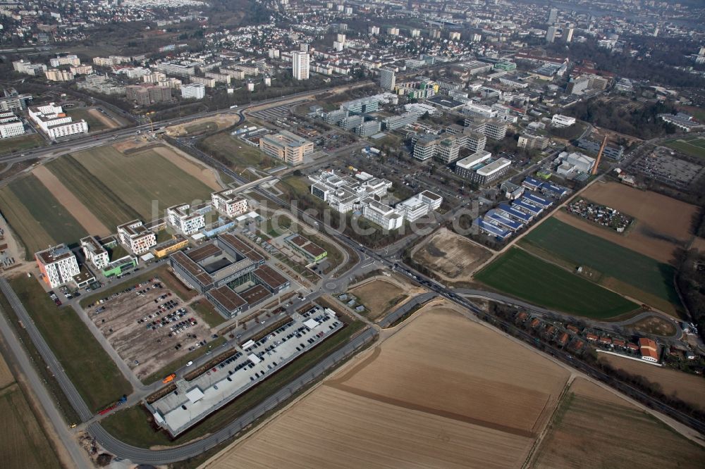 Luftaufnahme Mainz - Campus- Gebäude der Johannes Gutenberg Universität in Mainz im Bundesland Rheinland-Pfalz, vorne die Hochschule Mainz
