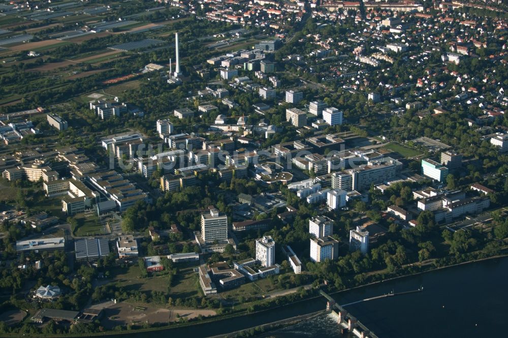 Luftaufnahme Heidelberg - Campus- Gebäude und Kliniken der Universität Heidelberg im Neuenheimer Feld in Heidelberg im Bundesland Baden-Württemberg