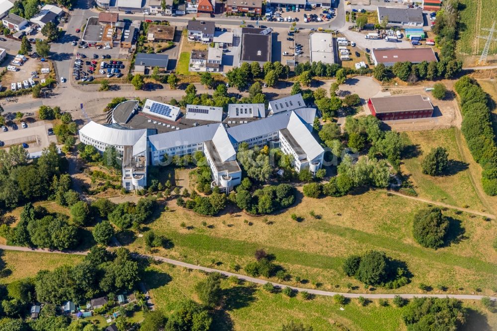 Luftaufnahme Witten - Campus- Gebäude der privaten Universität Witten/Herdecke in Witten im Bundesland Nordrhein-Westfalen