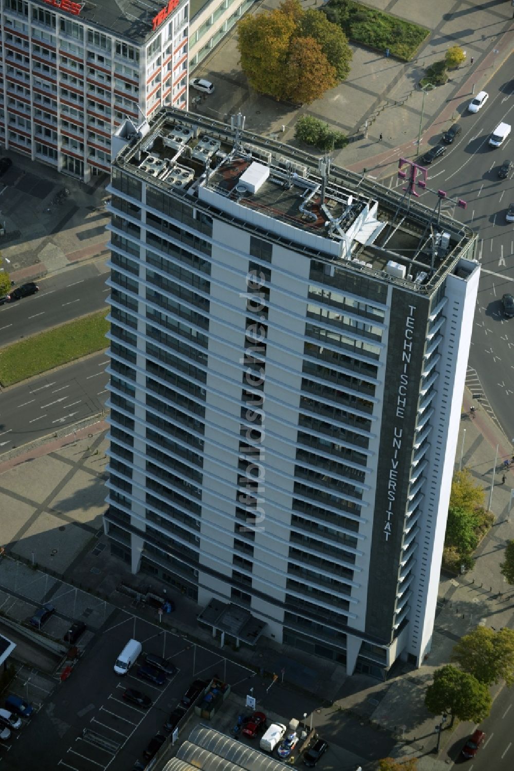 Berlin aus der Vogelperspektive: Campus- Gebäude der Technischen Universität Berlin - Institut für Sprache und Kommunikation am Ernst-Reuter-Platz in Berlin