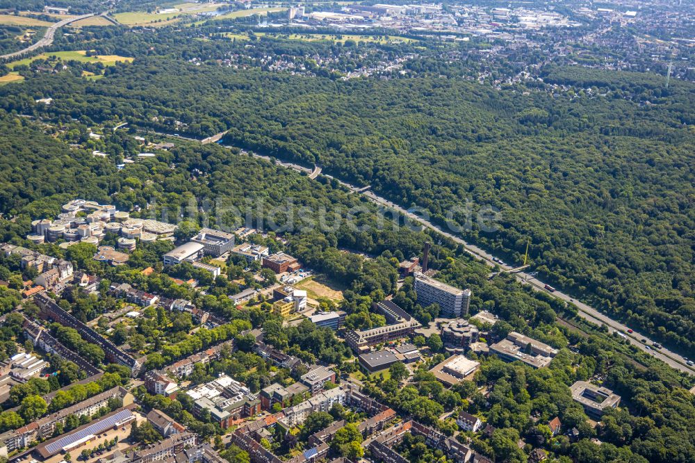 Duisburg von oben - Campus- Gebäude der Universität Duisburg-Essen in Duisburg im Bundesland Nordrhein-Westfalen