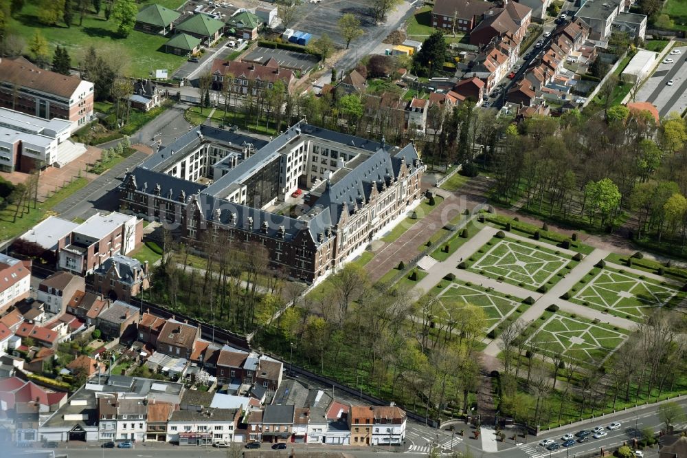 Lens aus der Vogelperspektive: Campus- Gebäude der Universität Faculte des Sciences an der Jean Perrin Rue Jean Souvraz in Lens in Nord-Pas-de-Calais Picardie, Frankreich