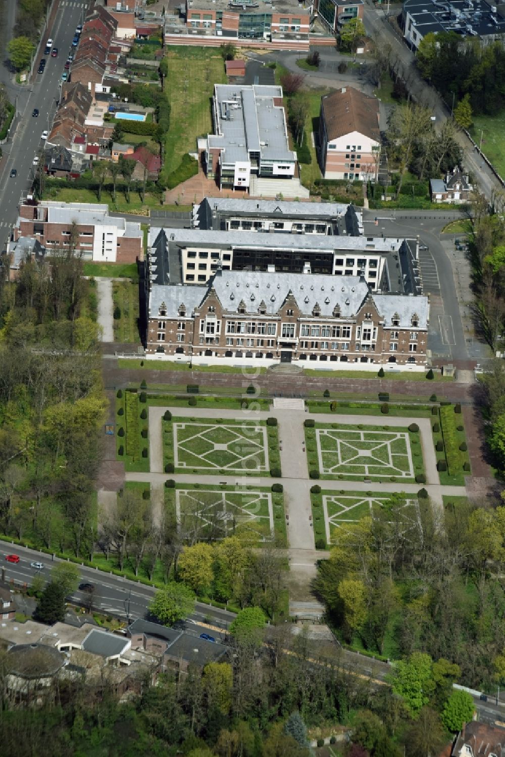 Lens von oben - Campus- Gebäude der Universität Faculte des Sciences an der Jean Perrin Rue Jean Souvraz in Lens in Nord-Pas-de-Calais Picardie, Frankreich