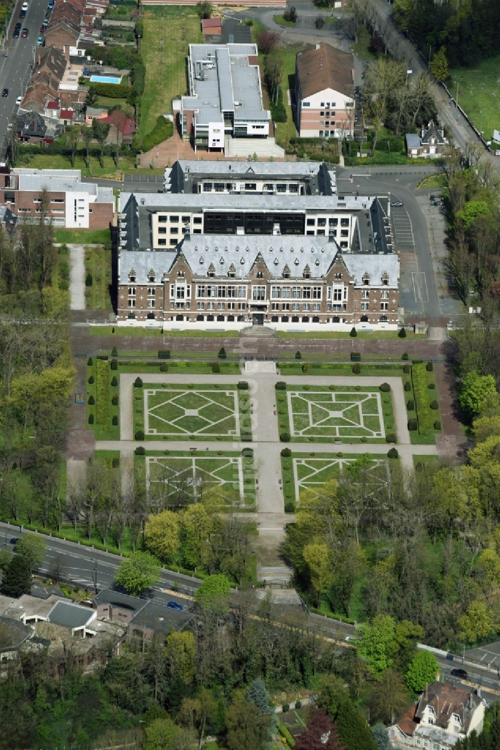 Lens aus der Vogelperspektive: Campus- Gebäude der Universität Faculte des Sciences an der Jean Perrin Rue Jean Souvraz in Lens in Nord-Pas-de-Calais Picardie, Frankreich