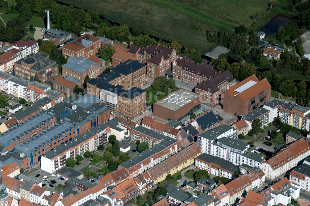 Greifswald aus der Vogelperspektive: Campus- Gebäude der Universität Greifswald am Ernst-Lohmeyer-Platz in Greifswald im Bundesland Mecklenburg-Vorpommern, Deutschland